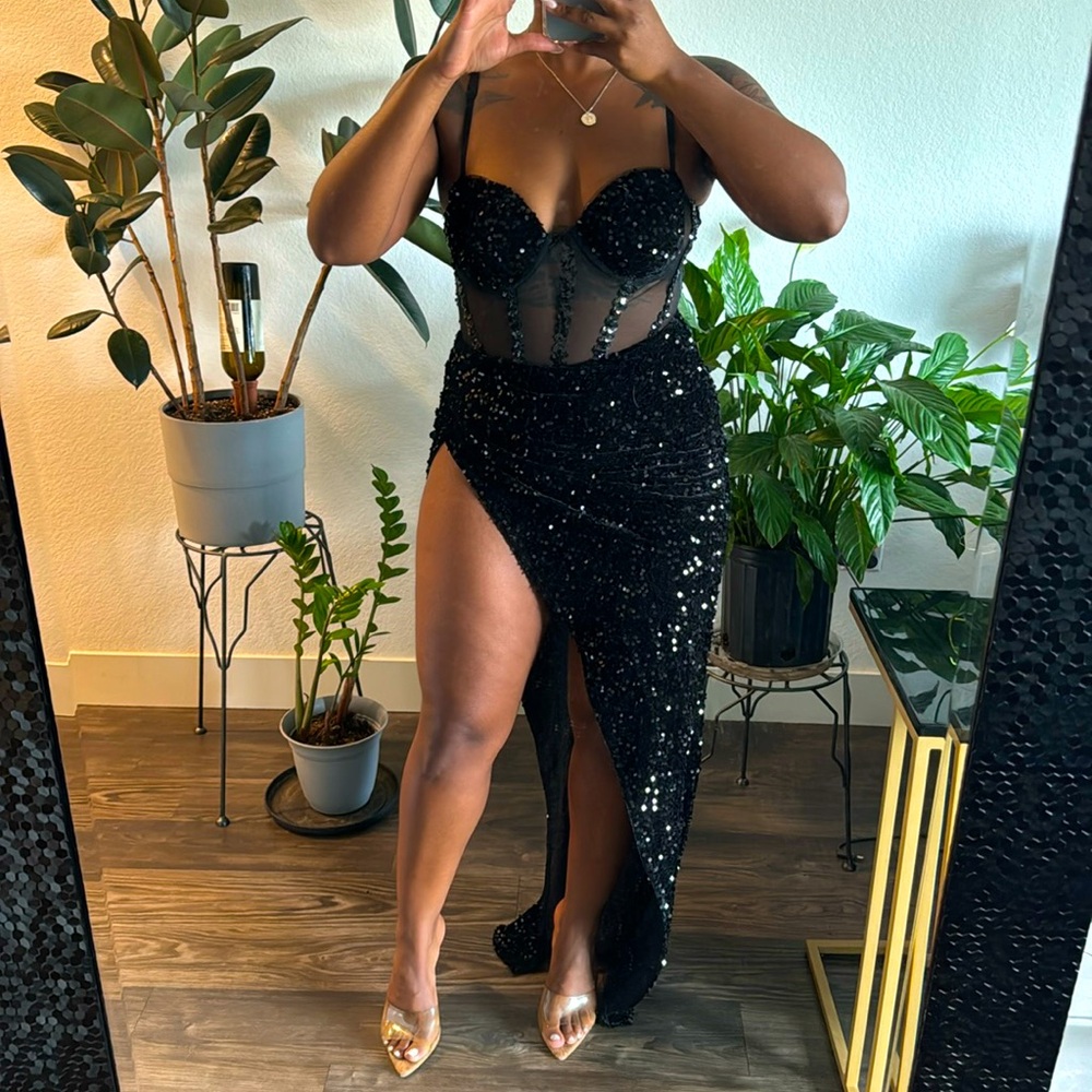 ✨NEW W/O TAGS✨ Black Sequin Velvet Split Dress